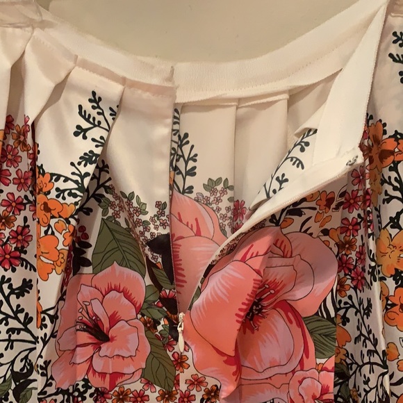 Silk patterned a kirt - Picture 3 of 3